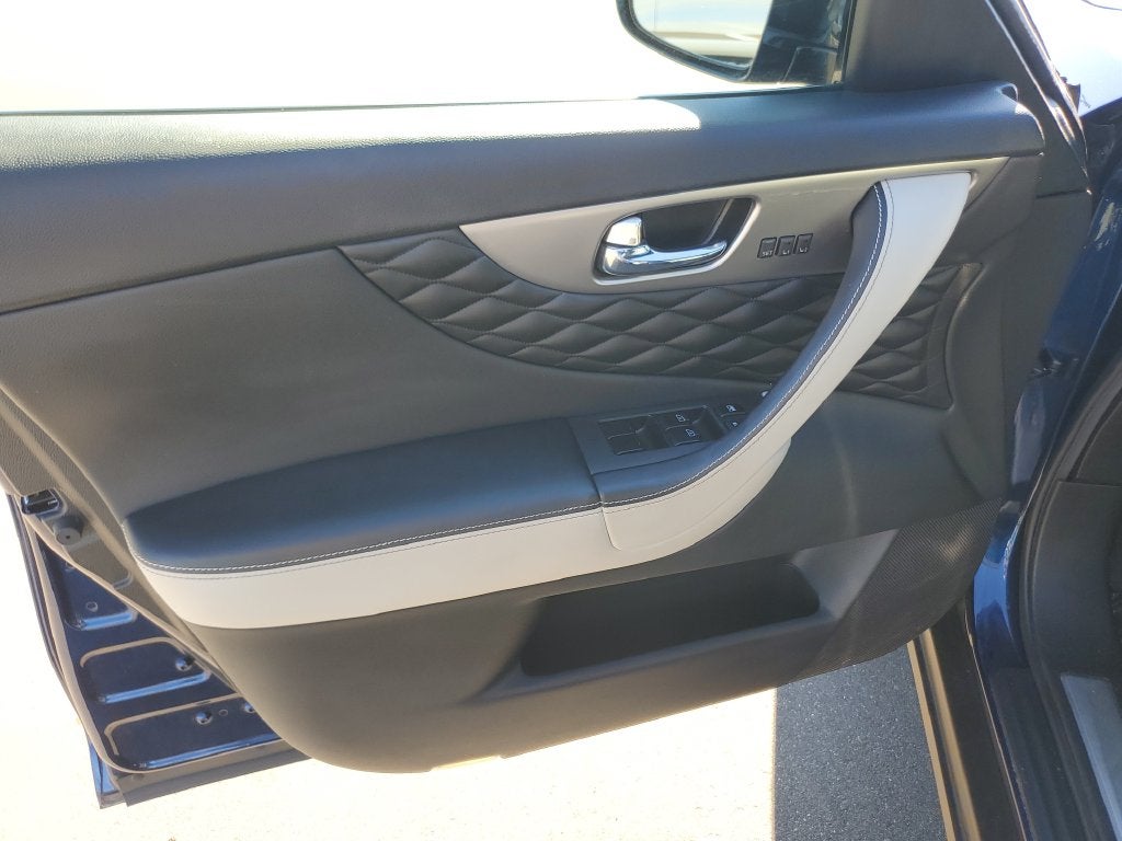 2017 INFINITI QX70 Base