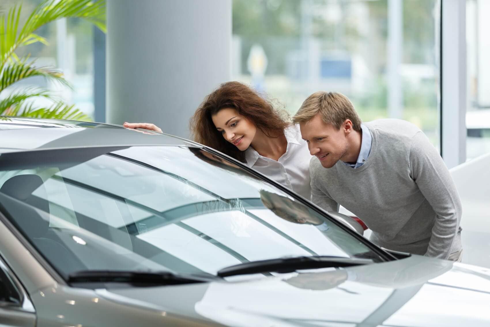 Couple browsing used vehicles near Macomb, MI