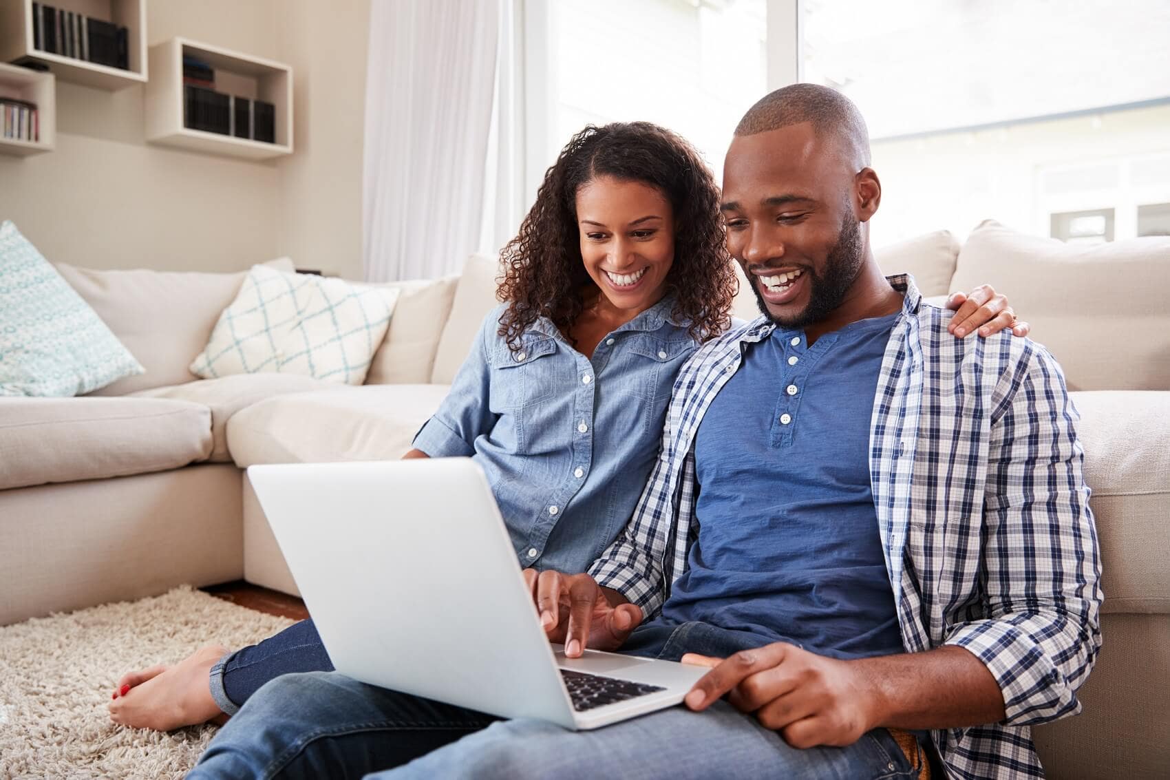 A couple using online finance tools to buy a Genesis near Southfield, MI